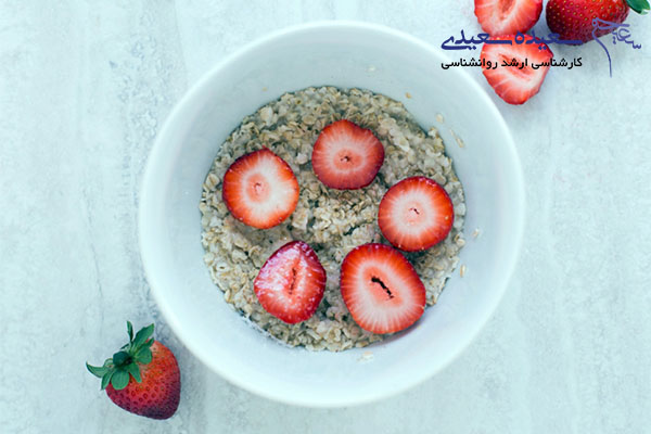 اوتمیل رژیمی با توت‌فرنگی و دانه چیا